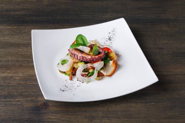 Salata sebze ve ahtapot top ile göster