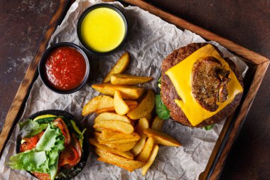 Hamburger menü üzerinde ahşap tepsi üstten görünüm götürün