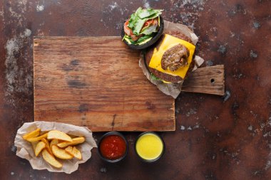 Hamburger menü ahşap tepsi kopya alanı üzerinde götürün