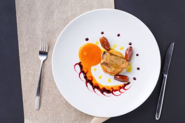 Kavrulmuş kaz ciğeri tarihi meyve ve elma ile