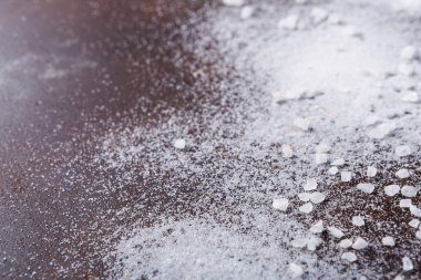 Dağınık tuz ve biber koyu arka plan üzerinde