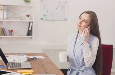 İş konuşalım, kadın ofiste telefonla danışmanlık