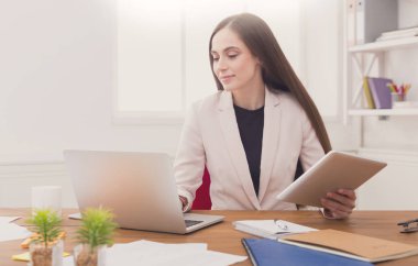 iş kadını dijital tablet üzerinde çalışıyor