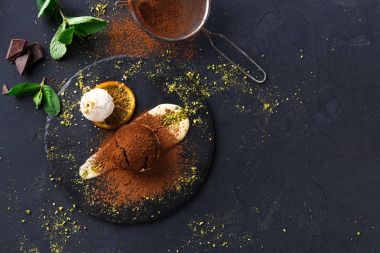 Çikolatalı fondan Creme anglaise ve vanilyalı dondurma ile