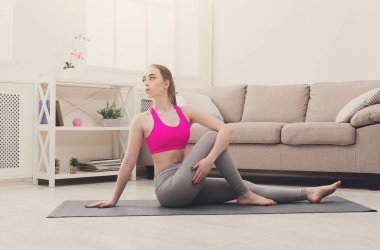 Adaçayı poz büküm içinde kadın eğitim yoga.