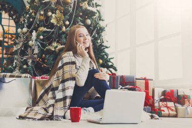 Genç kadın rahat Noel iç alışveriş online