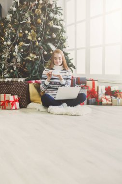 Online Noel için hazırlanıyor alışveriş kadın