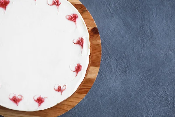 Tarta de queso de Nueva York sobre fondo oscuro —  Fotos de Stock