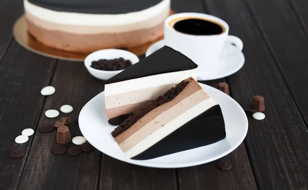 Pastel de mousse de triple capa de chocolate con glaseado — Foto de Stock