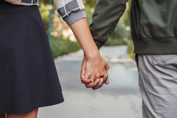 Pareja multiétnica enamorada paseo en parque primer plano —  Fotos de Stock