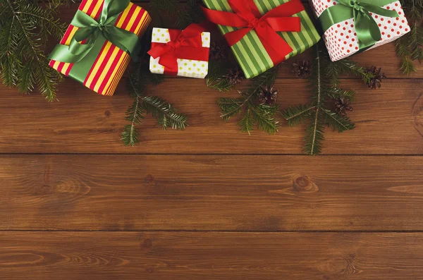 Caixas de presente de Natal coloridas para fundo de madeira — Fotografia de Stock