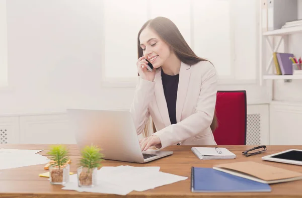 Zakelijke praten, vrouw raadplegen via de telefoon op kantoor — Stockfoto