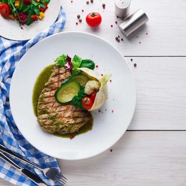 Grilled beefsteak with vegetables and green bell pepper sauce — Stock Photo, Image