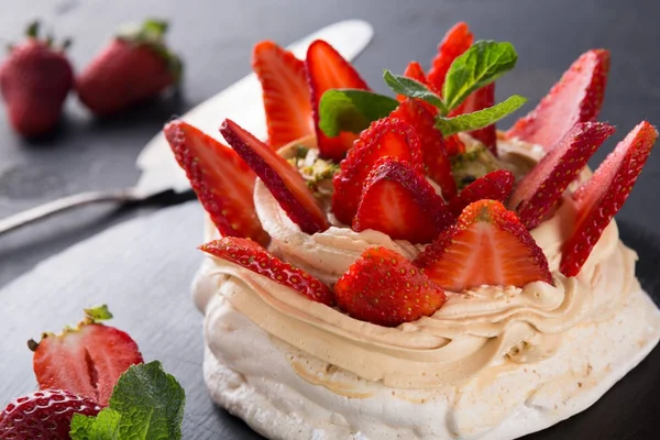 Anna Pavlova cake with strawberry on black background — Stock Photo, Image