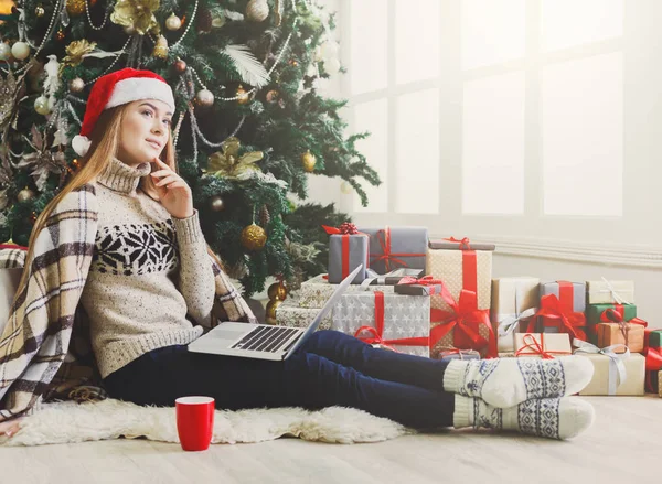 楽しいクリスマスの準備オンライン ショッピング女性 — ストック写真