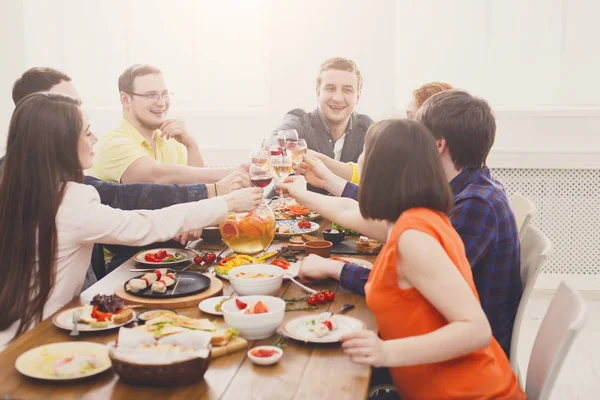 Lidé říkají, že na zdraví clink brýle na sváteční stůl večerní párty — Stock fotografie