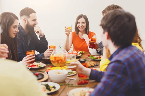 Group of happy young people at festive table dinner party — Stock Photo, Image