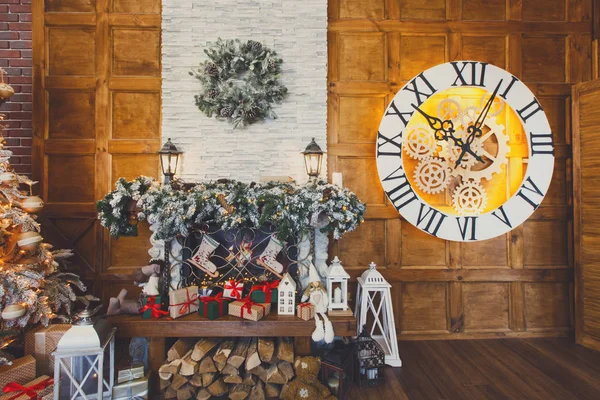 Intérieur confortable de Noël avec cheminée décorée — Photo