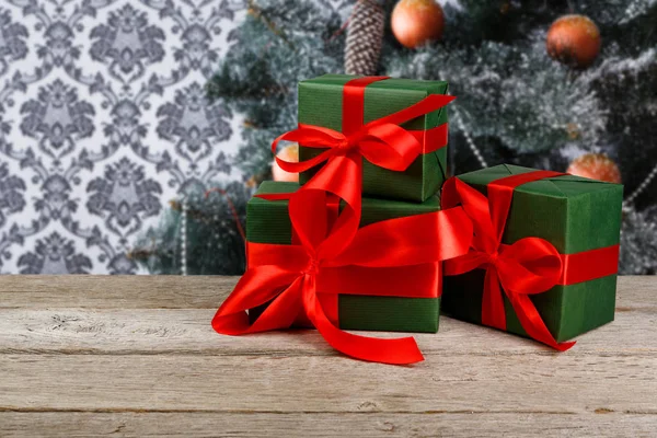 Karácsonyi ajándékok, díszített fa háttér, ünnep fogalma — Stock Fotó