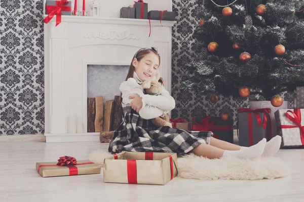 Linda chica feliz con regalos de Navidad de juguete —  Fotos de Stock