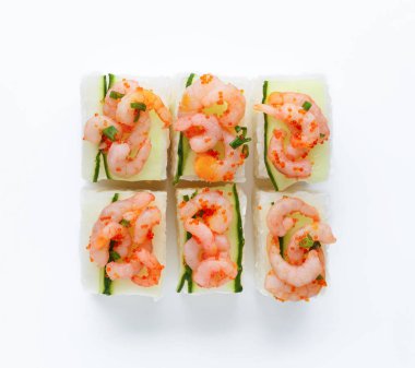 Balık kümesi üzerinde izole beyaz, portre rulo