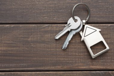 Ev tuşlarıyla demet kahverengi ahşap anahtarlık şeklinde