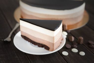 Üçlü çikolata katman mousse kek sır ile