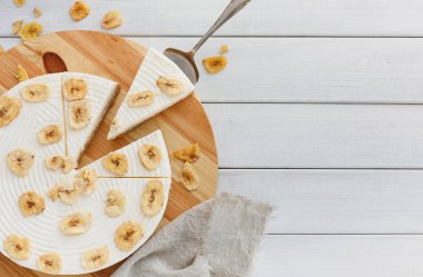 Masasındaki lezzetli muz pasta