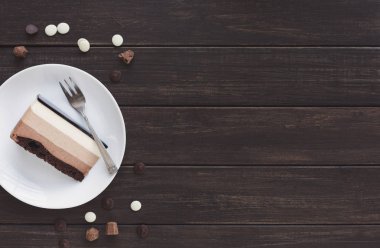 Üçlü çikolata katman mousse kek sır ile