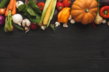 Sınır kopya alanı ahşap zemin üzerine taze sebze