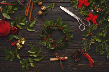 Yaratıcı DIY hobi. El yapımı craft Noel dekorasyon, çelenk yapım