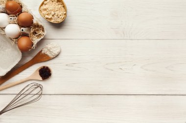 Arka plan beyaz rustik ahşap üzerine un ve yumurta ile pişirme