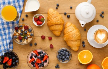Continental Kahvaltı croissants ve doğal ahşap üzerine çilek ile