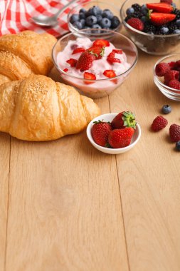 Continental Kahvaltı croissants ve doğal ahşap üzerine çilek ile