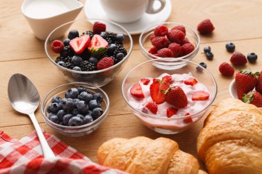 Continental Kahvaltı croissants ve doğal ahşap üzerine çilek ile