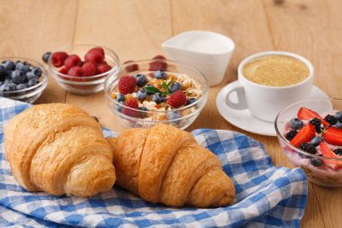 Continental Kahvaltı croissants ve doğal ahşap üzerine çilek ile