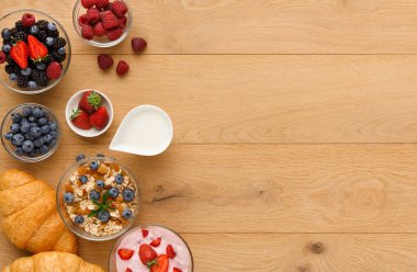 Continental Kahvaltı croissants ve doğal ahşap üzerine çilek ile