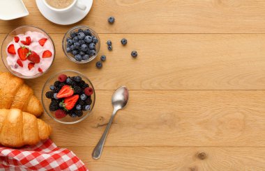 Continental Kahvaltı croissants ve doğal ahşap üzerine çilek ile
