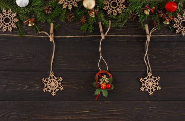 Noel dekorasyonu, sicim ip Noel çelenk ve ahşap kar tanesi süsleme ile. Çelenk çerçeve arka plan