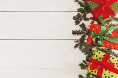 Renkli Noel mevcut kutuları için Beyaz ahşap zemin üzerinde