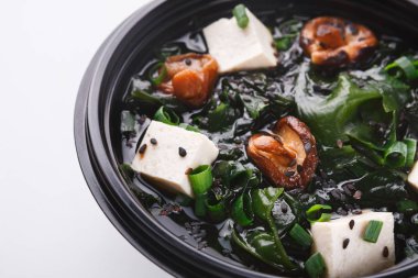 Miso çorbası tofu peyniri, mantar ve seew