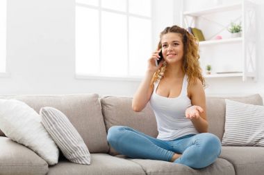 Gülümseyen genç kız cep telefonu üzerinde arama