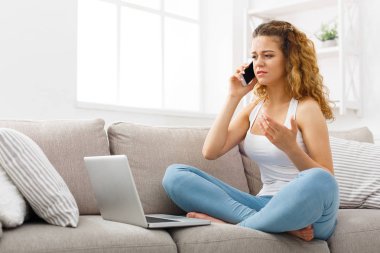 Dizüstü bilgisayar kapalı ile genç kız