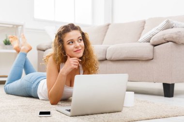 Dizüstü bilgisayar kullanan düşünceli öğrenci kız