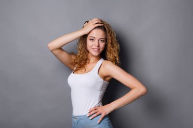 Kızıl saçlı kız stüdyoda poz gülümseyen