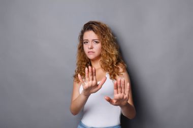 Genç kadın gösteren ret işareti