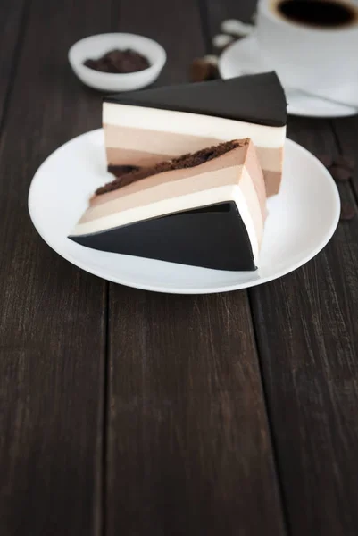Bolo de mousse de camada tripla de chocolate com esmalte — Fotografia de Stock