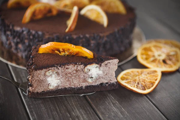 Pastel de chocolate con crema y profiterol — Foto de Stock