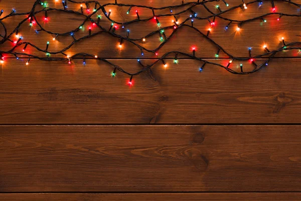Luci di Natale bordo su sfondo di legno — Foto Stock