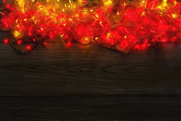 Natale rosso e giallo luci bordo su sfondo grigio in legno — Foto Stock